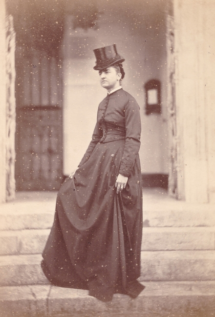Mme Alexandre Simons, vers 1888, épouse d'Alexandre Simons, mère d'Ernest Simons - Don de M. C. Cheramy à la Société de Vènerie